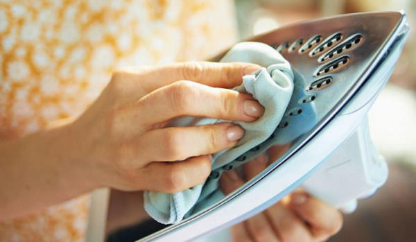 ve sinh ban ui de dang Nên tiến hành vệ sinh bàn ủi thường xuyên 1 tuần/1 lần